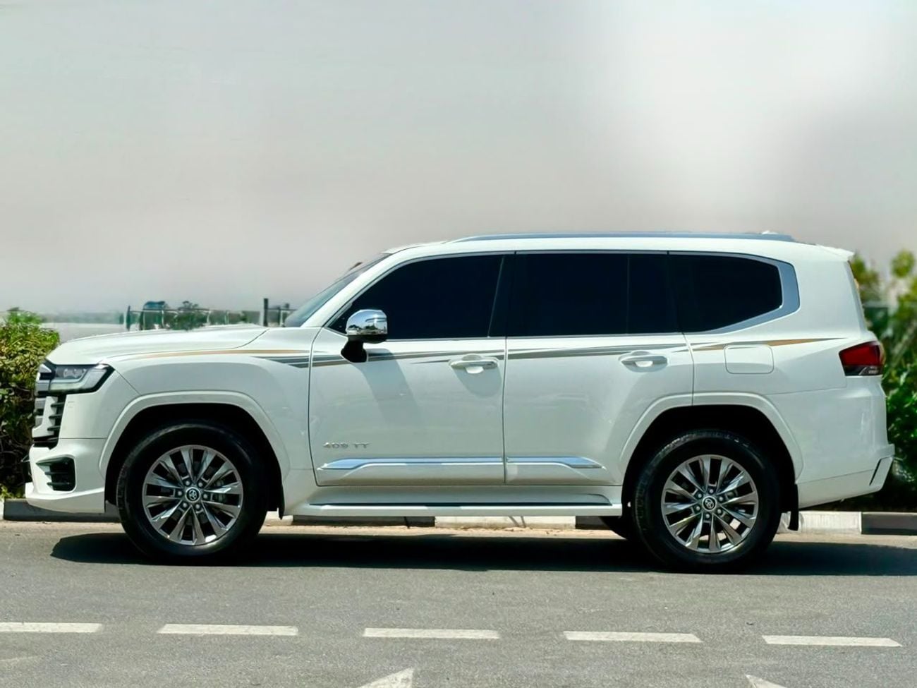 Toyota Land Cruiser TOYOTA LAND CRUISER VXR TWIN TURBO 3.5L GCC SPECS UNDER WARRANTY AND FULL-SERVICE HISTORY