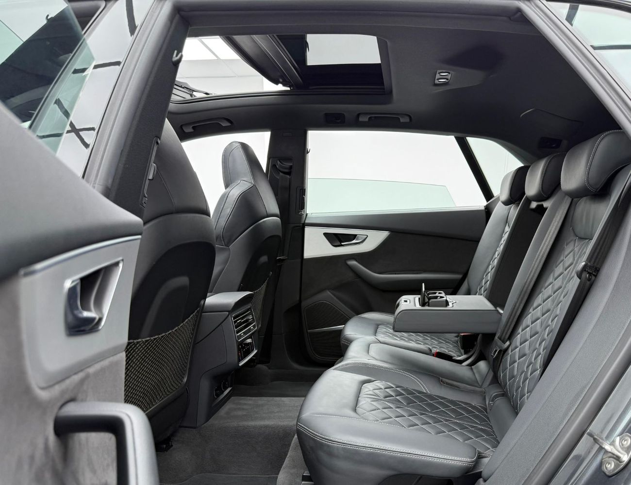 أودي Q8 55 TFSI quattro S-Line 3.0L (340 HP) 2019 Audi Q8 S-Line 55TFSI Quattro, Warranty, Fully Loaded, Exc