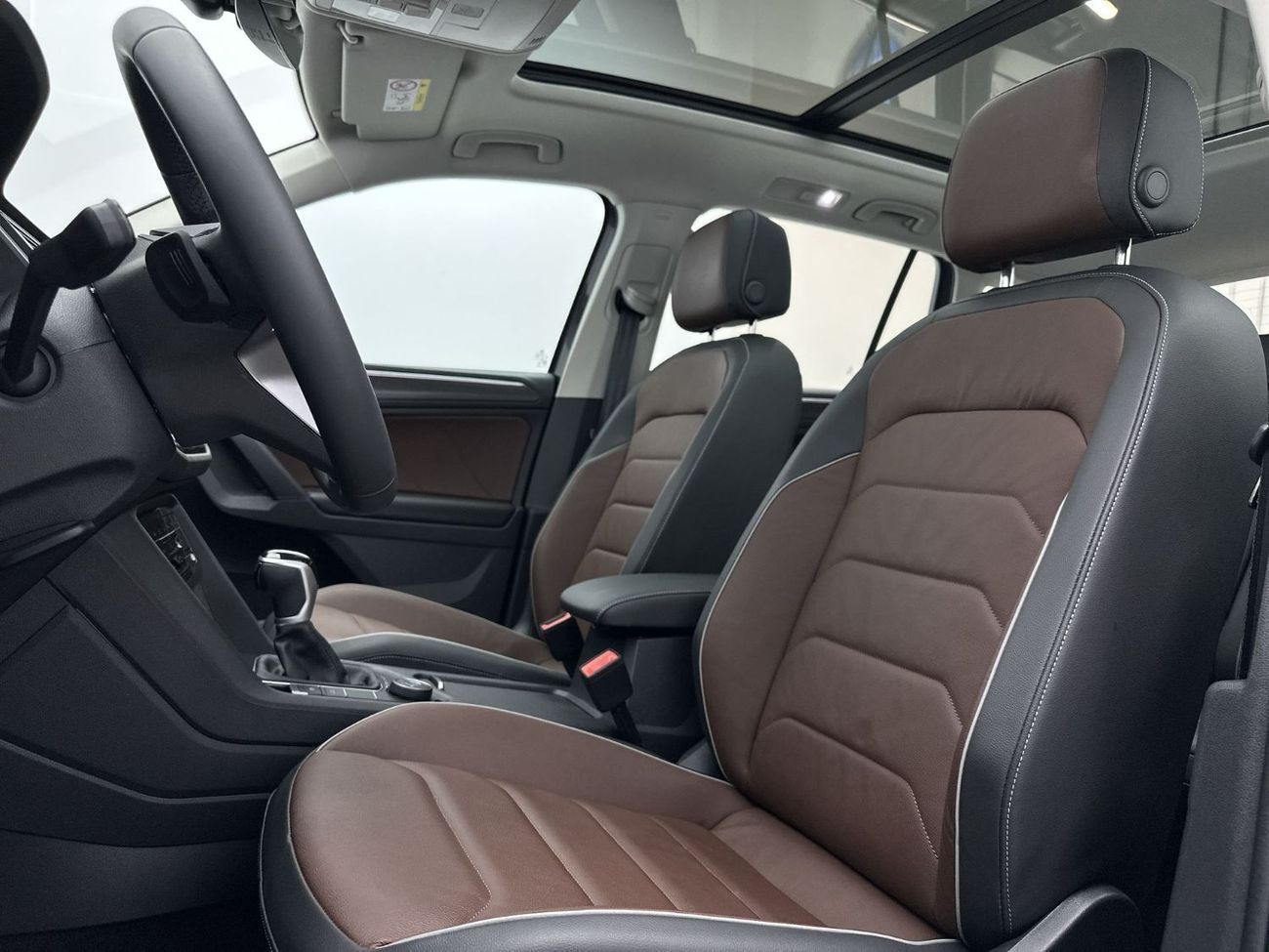 فولكس واجن تيجوان ELEGANCE 2.0L | Panoramic Sunroof with Leather Seats | VW Certified | GCC Specs | Showroom Co
