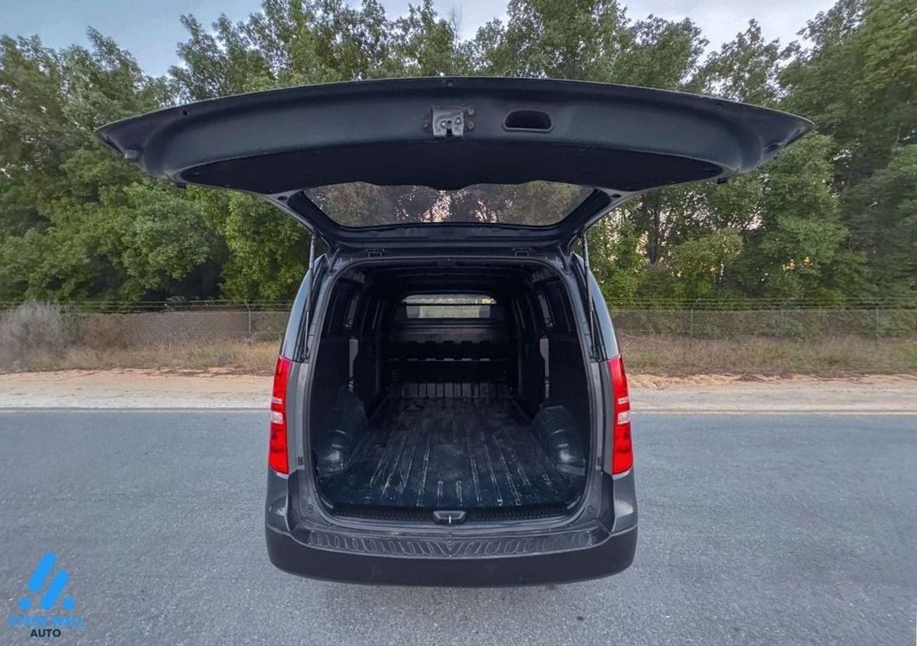 Hyundai H-1 Cargo Van 2.5L RWD MT Diesel / Well Maintained / GCC / Book now!