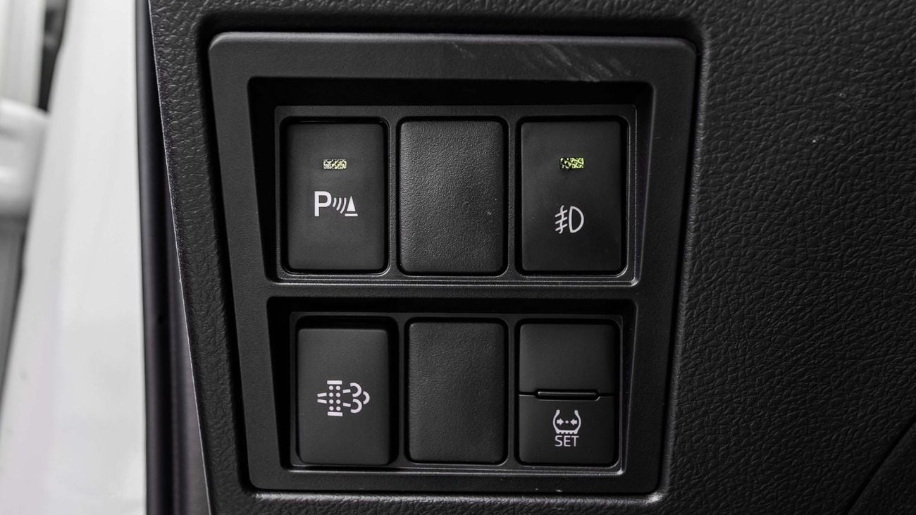 Toyota Hilux S GLX 2.4L AWD A/T 2025 Toyota Hilux SGLX 2.4L AT Diesel (White)