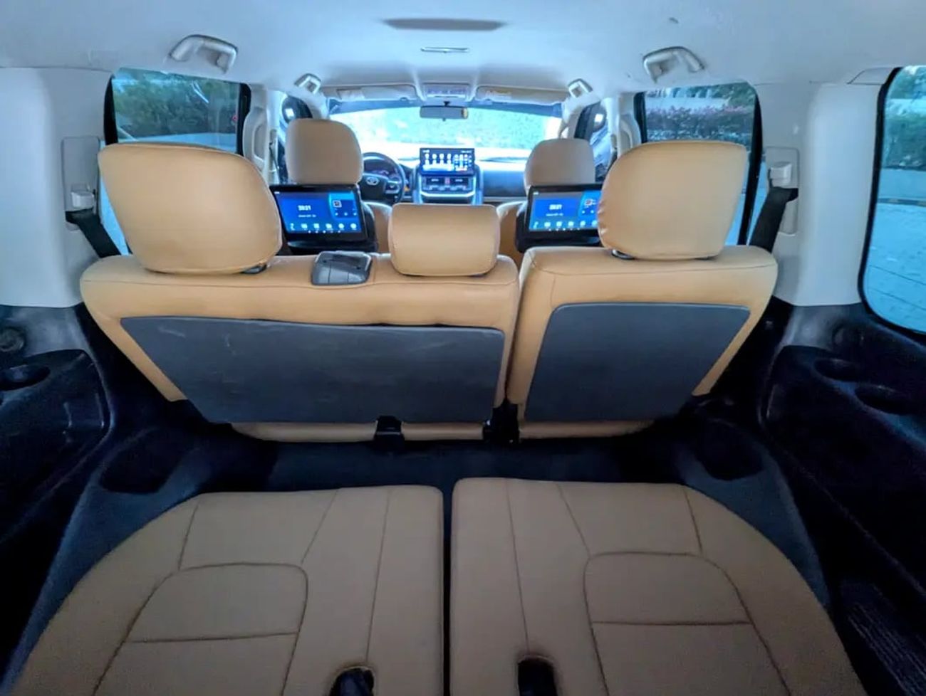 Toyota Land Cruiser GXR FACELIFTED WITH INTERIOR AND EXTERIOR GCC V6 IN EXCELLENT CONDITION