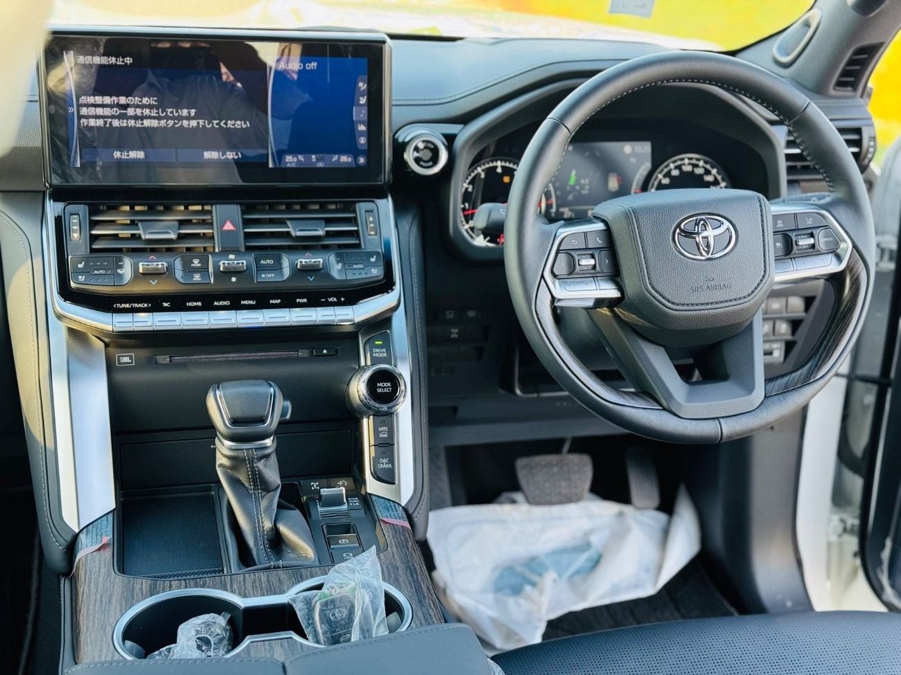 تويوتا لاند كروزر Zx top of the range white with black interior