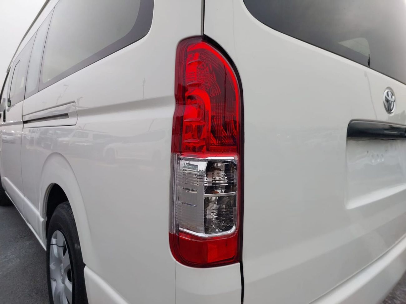تويوتا هاياس (RAMADAN OFFER) TOYOTA HIACE COMMUTER VAN RHD 2016 MODEL 2.5 L DIESEL MANUAL(PM61244)