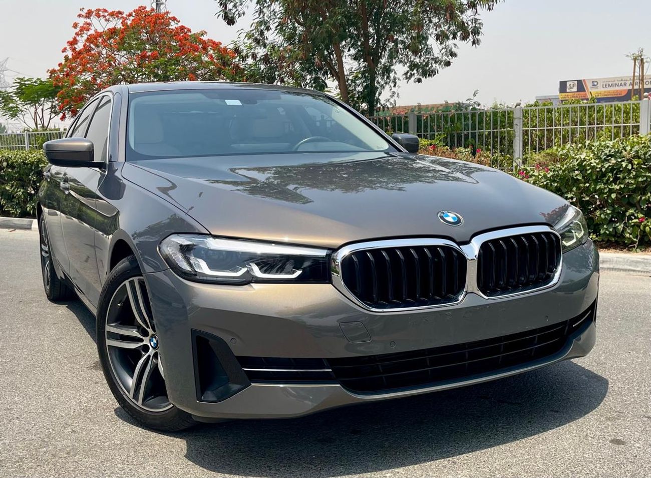 BMW 520i Std 2.0L Warranty & Service upto 2027 2021 GCC