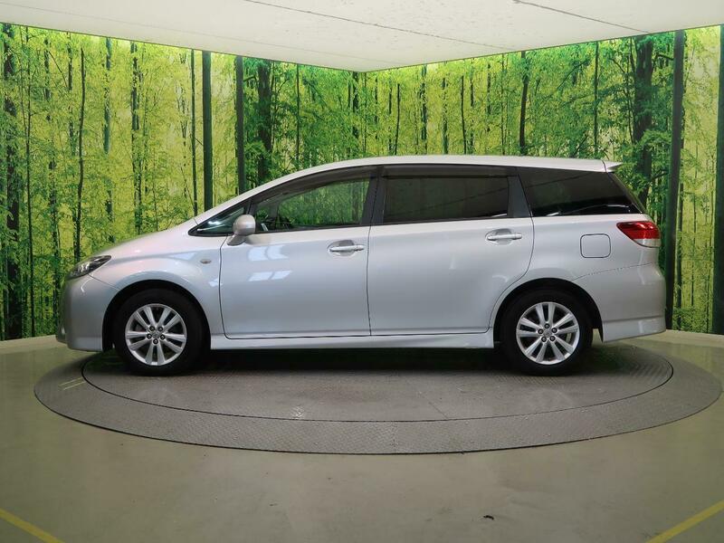 Toyota Wish exterior - Side Profile