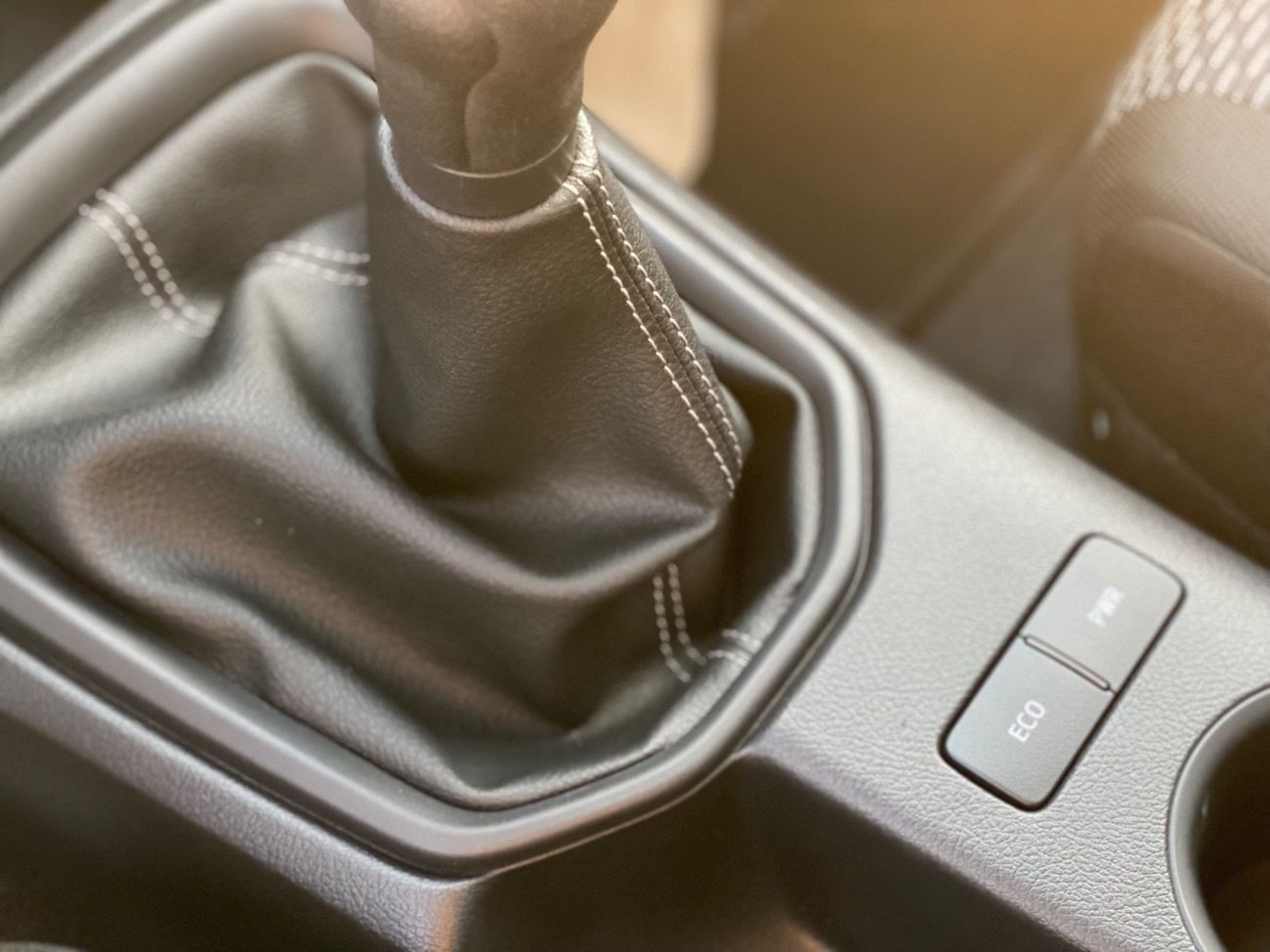 Toyota Hilux With Diﬀerential Lock  4X4  DIESEL . MANUAL  2.4 Diesel TRANSMISSION Model 2025