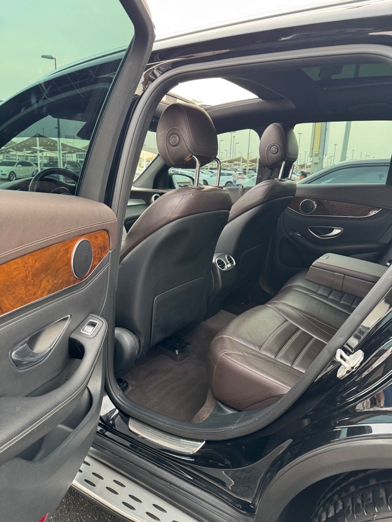 مرسيدس بنز GLC 300 Premium + 2.0L