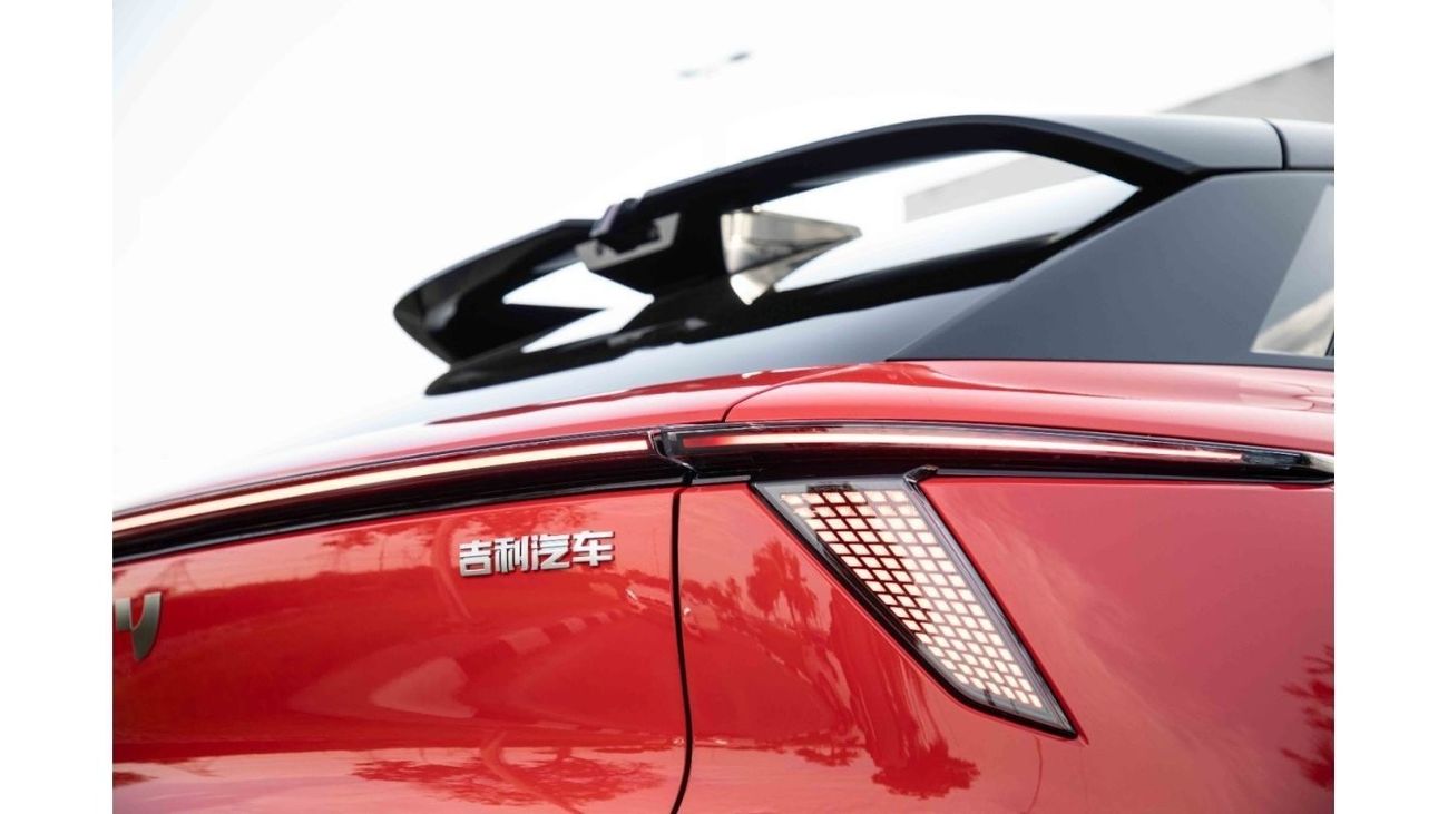 Ji Yue 01 2023 جيوي 01- أحمر داخل أبيض