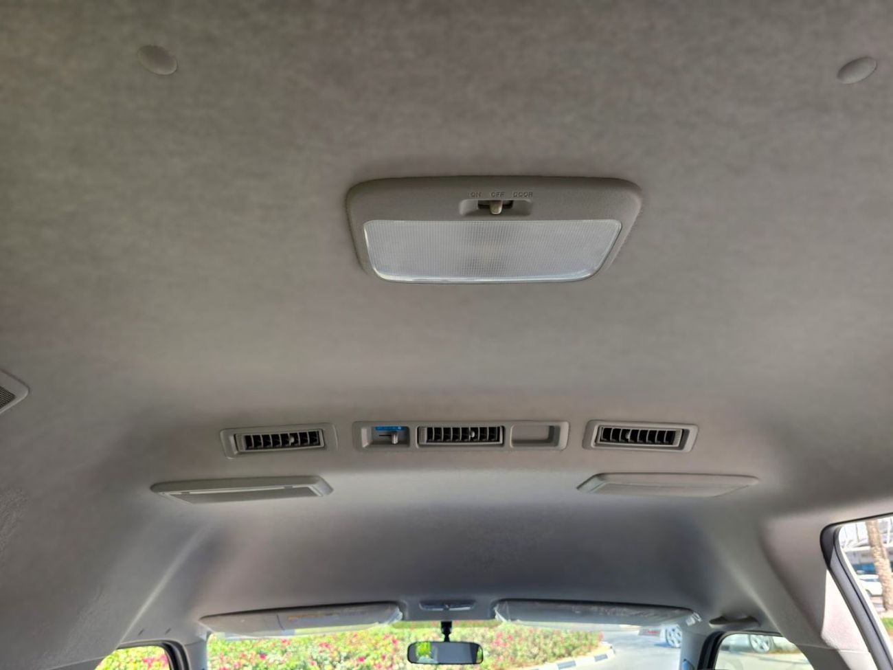 تويوتا هاياس Hiace 2.5L High Roof Diesel GL 2.5L 15-passenger