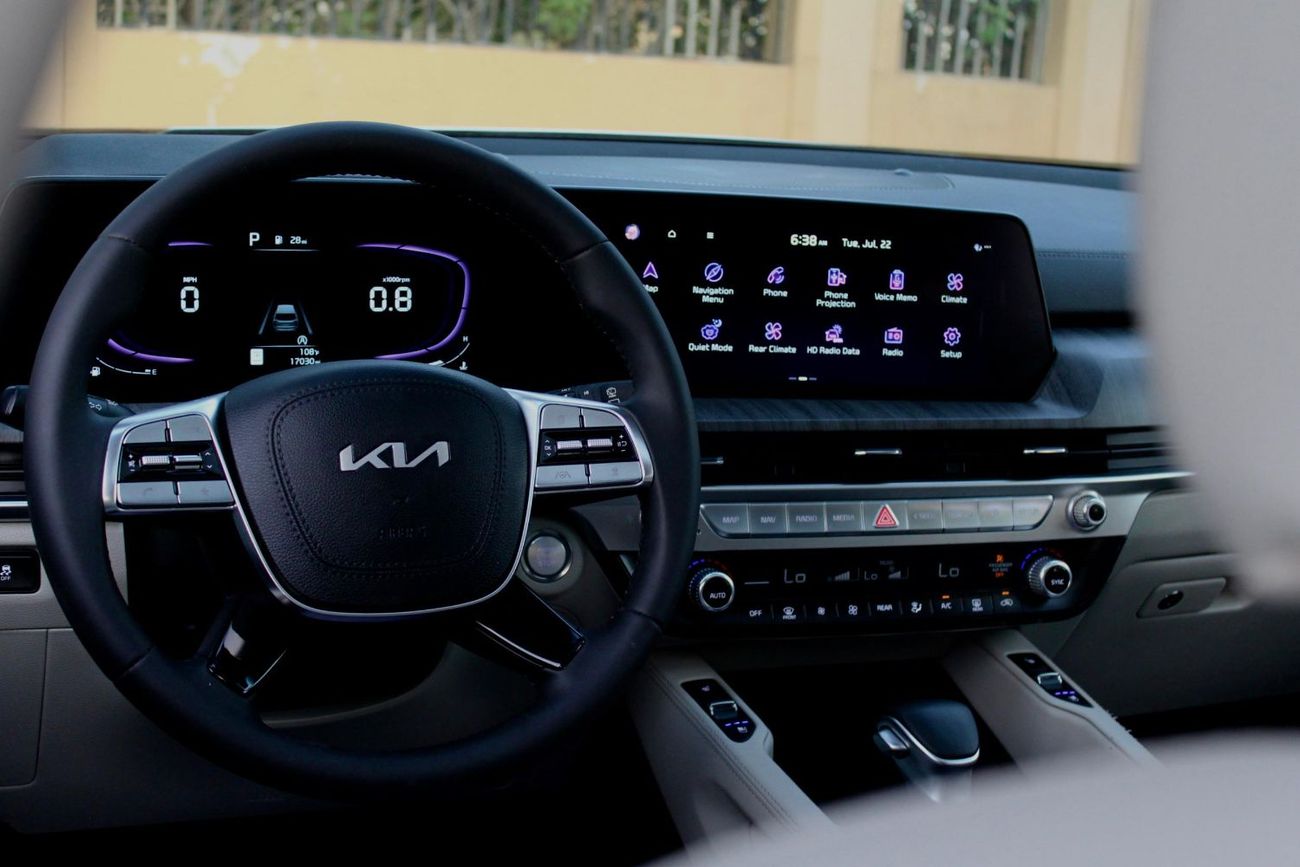 كيا تيلورايد The Kia Telluride is a popular 3-row, 7-8 seater midsize SUV, recognized for its luxurious, upscale 