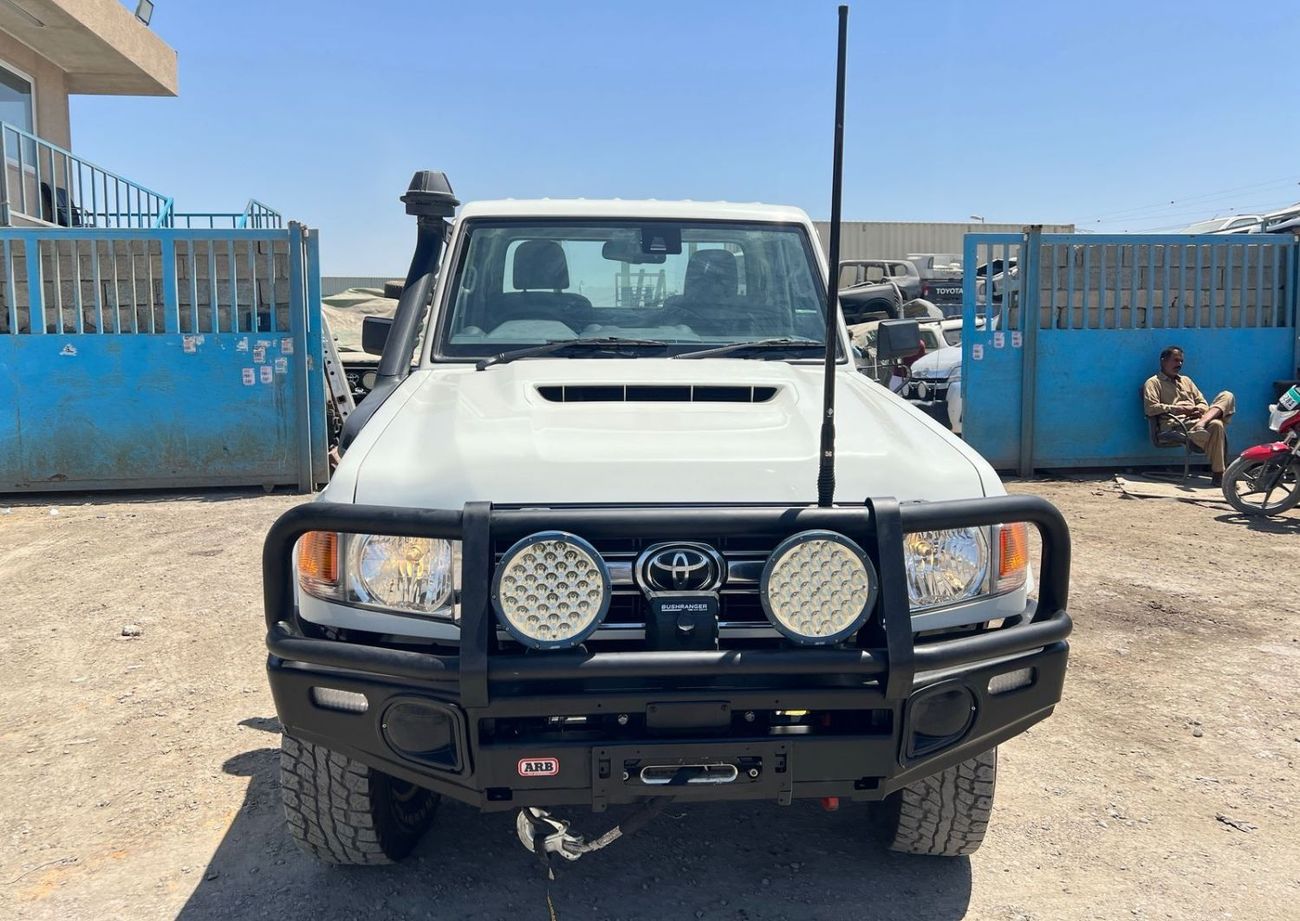 تويوتا لاند كروزر DIESEL ENGINE ,RIGH HAND DRIVE ,4.5 LITER ,MANUAL GEAR