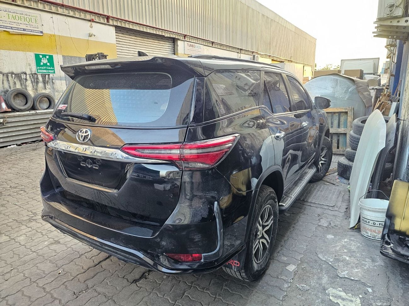 Toyota Fortuner STD D(diesel) 2.4L V4 DIESEL ENGINE Automatic Gear 4WD 7 Seats 5 Doors