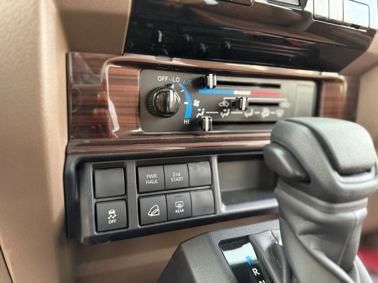 Toyota Land Cruiser 70 LX 2.8L FULL SAUDI WITH COOLING BOX AND COMPRESSOR