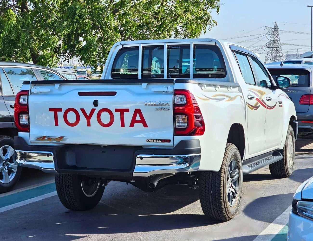 تويوتا هيلوكس SR5 / 2.4L DIESEL A/T / BLIND SPOT / DIFF LOCK / FR&RR CHROME BUMPERS / (CODE # HDFAA)