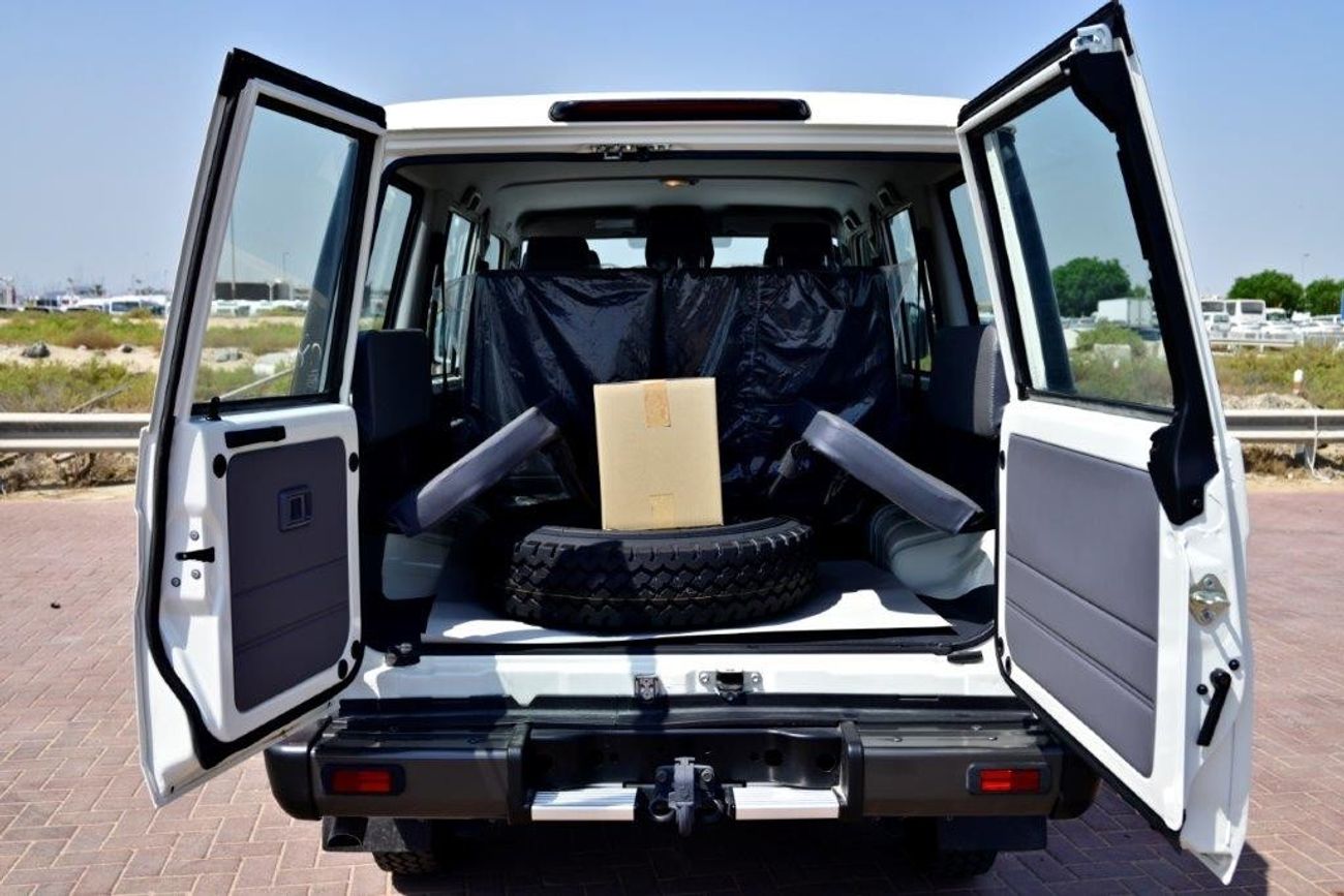 تويوتا لاند كروزر 70 2024 TOYOTA LAND CRUISER 76 HARDTOP V6 4.2L DIESEL 4WD 5-SEATER MT