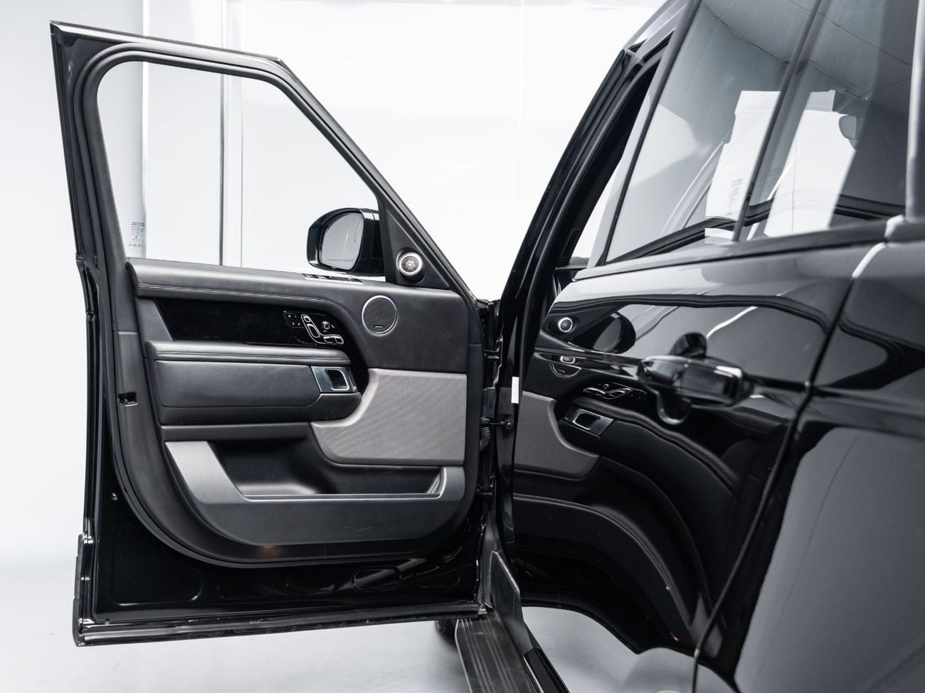 Land Rover Range Rover VOGUE SE BUY NOW, PAY 2027 | THE BLACKLINE STANDARD | 12 Month Blackline Warranty, GCC