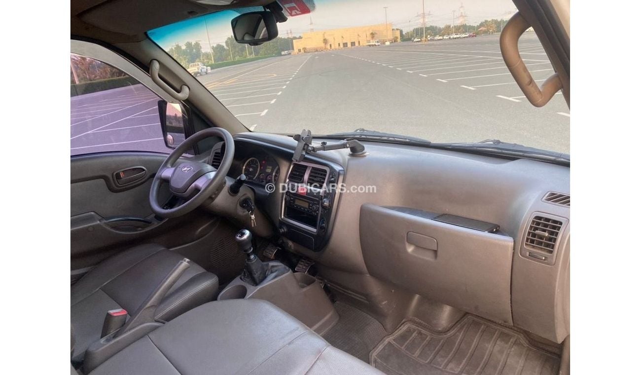 هيونداي بورتر 2 HYUNDAI PORTER PICK-UP WITH BOX 2014 GCC V4 ACCIDENT FREE - PERFECT CONDITION - ONLY 65000 KM