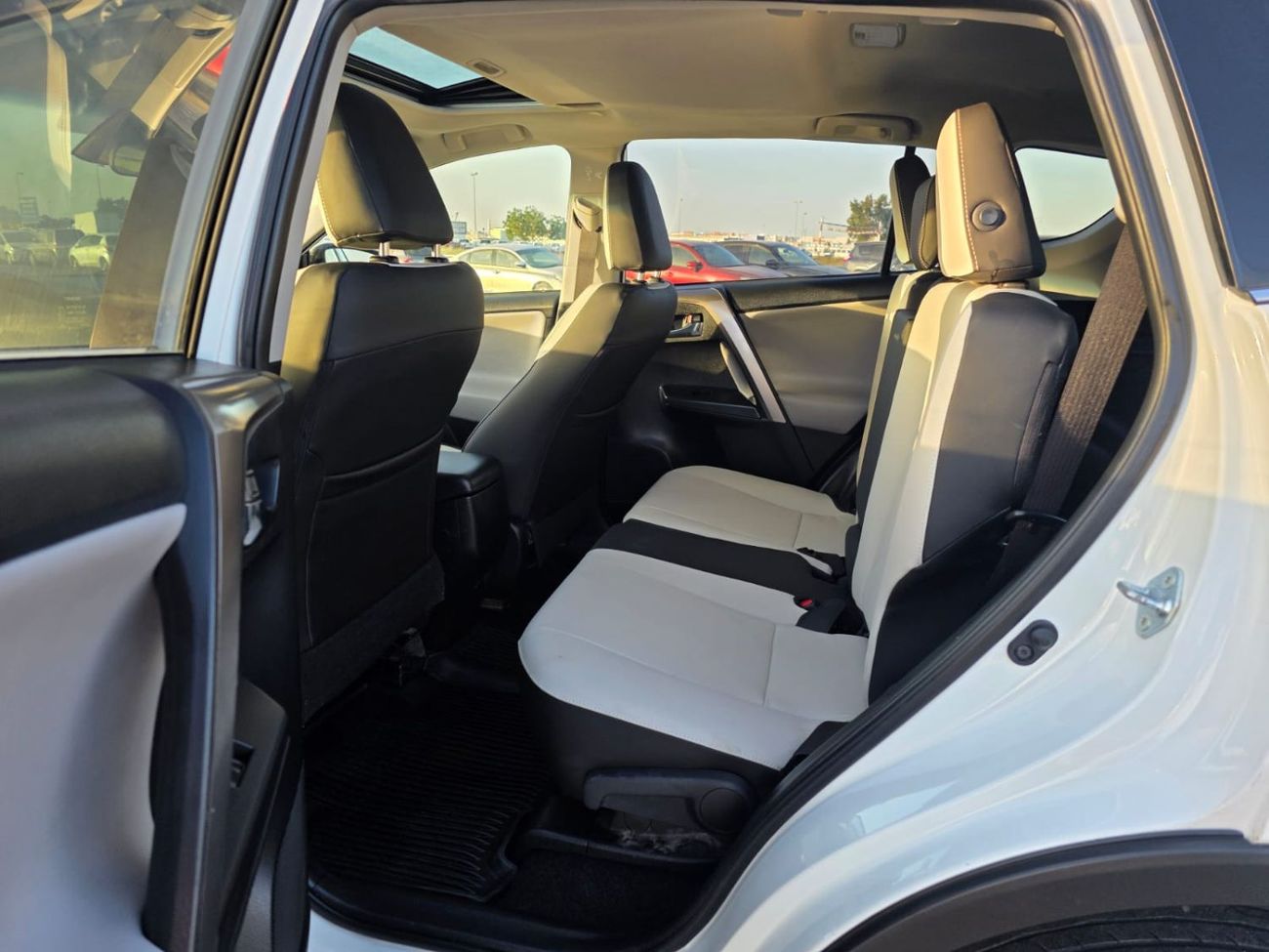 Toyota RAV4 Limited 2.5L Sunroof , Push button , Trunk automatic and leather seats