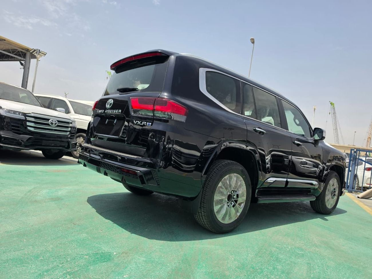 تويوتا لاند كروزر Toyota Land Cruiser LC300 VXR Plus 4.0 2026 – Full Option | Black / Black