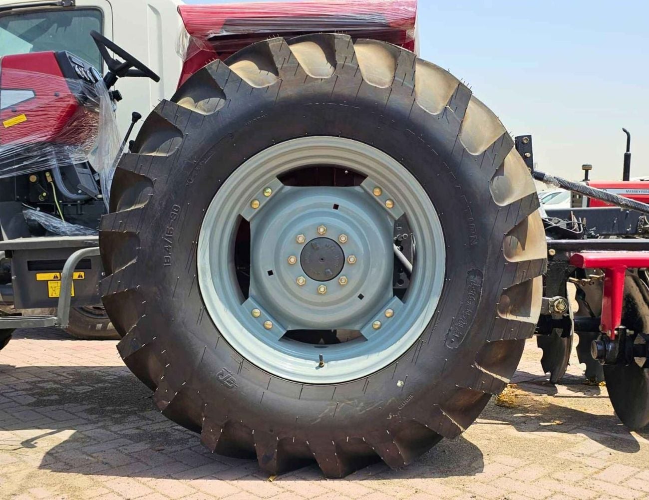 Massey Ferguson 385 TRACTOR / DIESEL / M/T / 4WD / DISC PLOUGH & WITH HARROW (CODE # 69072)