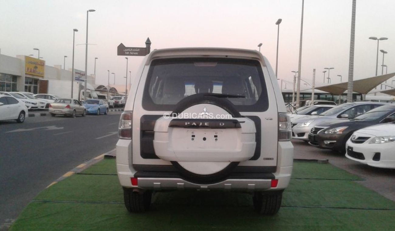 ميتسوبيشي باجيرو 2013 ابيض  خليجى بحالة ممتاذة ماشى قليل