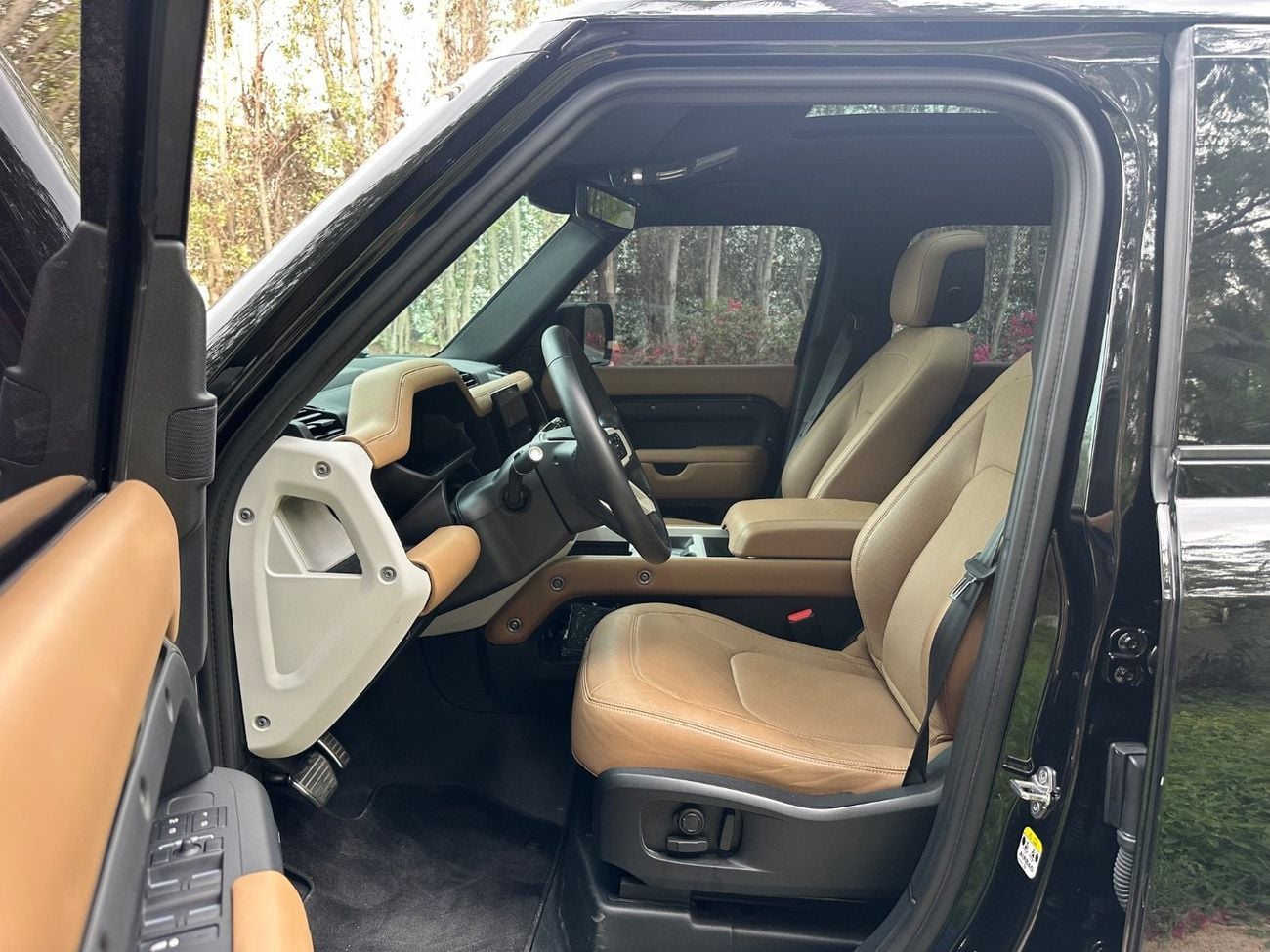 Land Rover Defender P400 110 X-Dynamic HSE 3.0L (5 Seater) | 2025 | GCC Specs | V6 400 HP | Perfect Condition | Full Ser