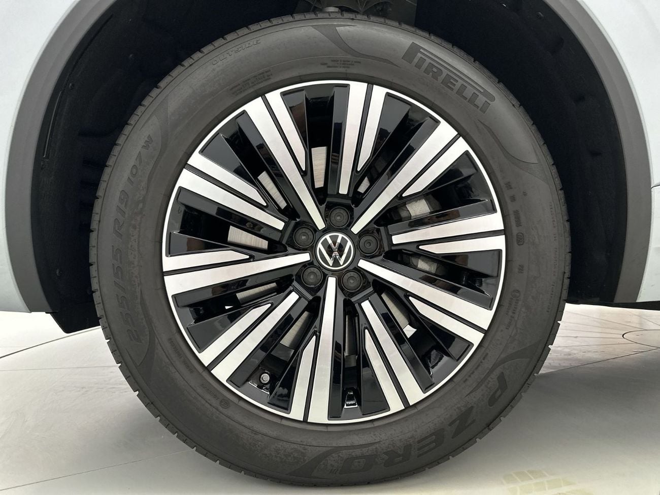 فولكس واجن طوارق | 42,100 AED SAVINGS from New Car | ONLY 3,796 KM | As-New Flagship Luxury | Warranty and Free Servi