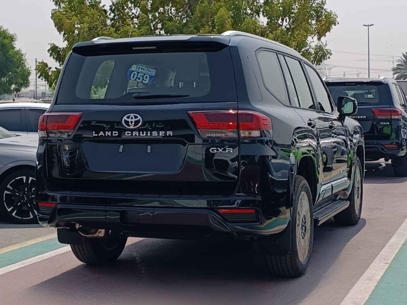 Toyota Land Cruiser GXR, 4.0L V6 PETROL, DRIVER POWER SEAT, SUNROOF, 4WD, FULL OPTION (CODE # 67881)