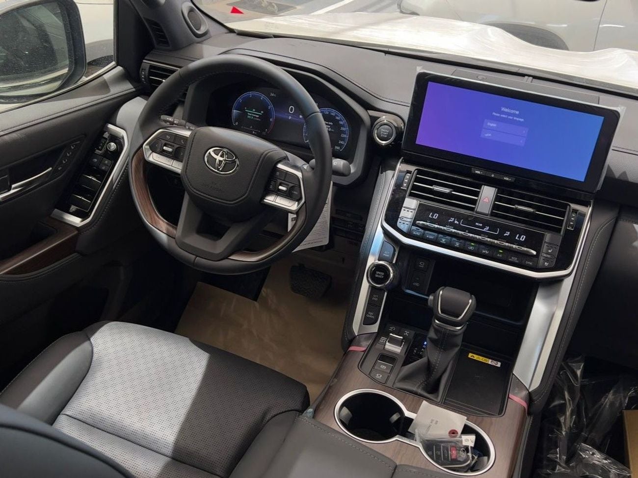 Toyota Land Cruiser TOYOTA LC300 VX 4.0L - Toyota LC300 VX 4.0L (Inside Black) EXPORT ONLY
