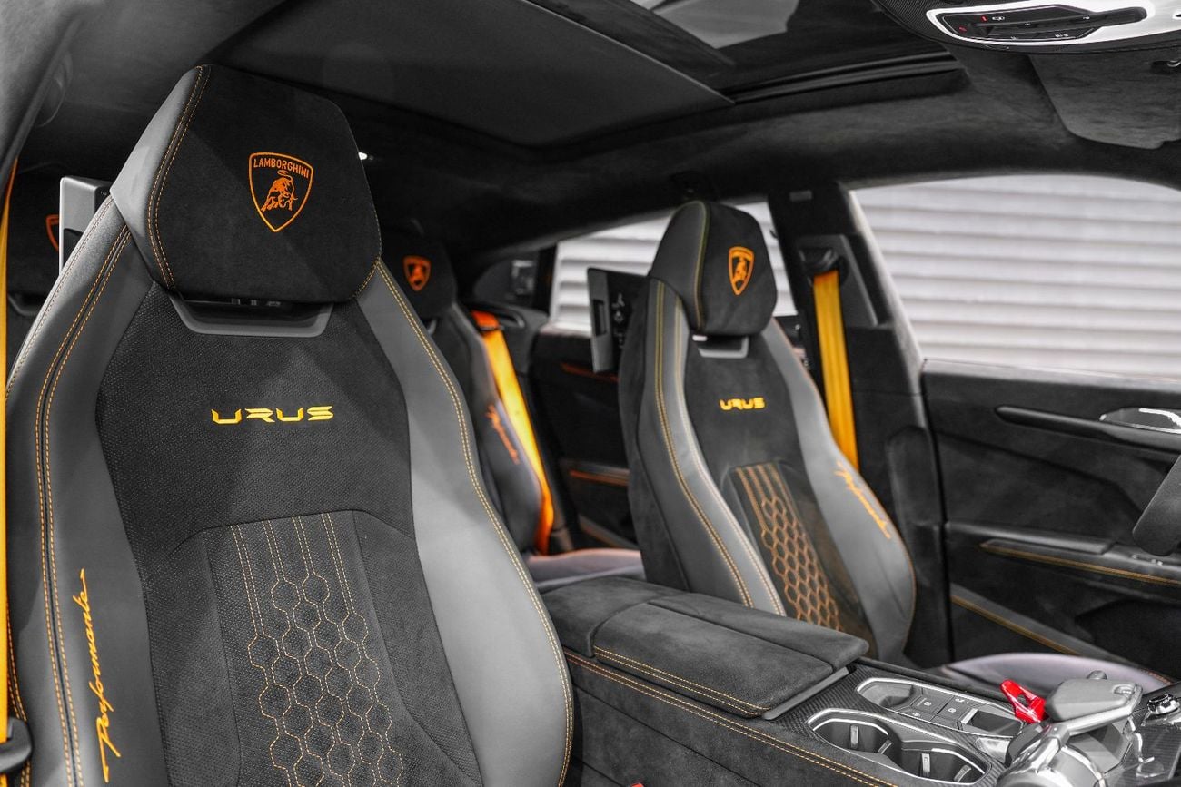 Lamborghini Urus 4.0T V8 Performante Rear Seat Entertainment, Carbon Fiber Pack, Lamborghini Warr + Serv!!