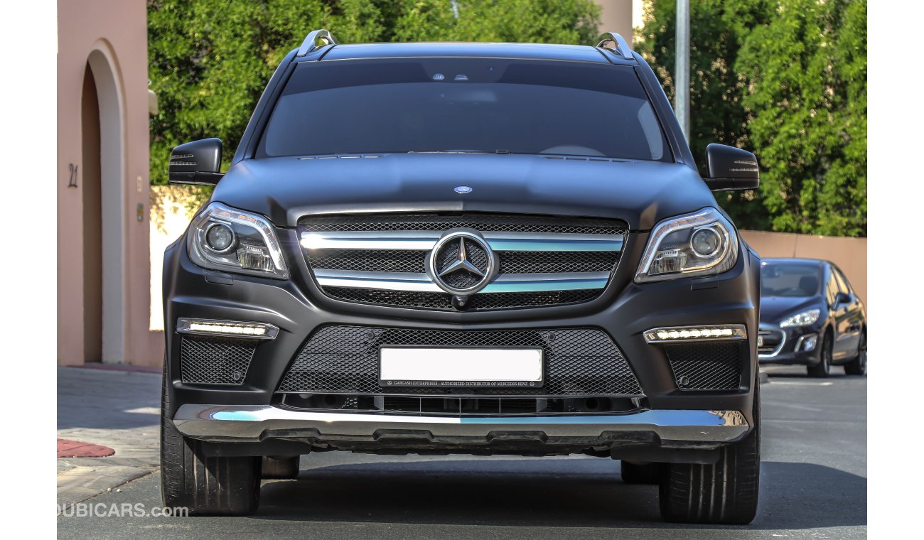 Mercedes-Benz GL 500 2015 GCC under Warranty with Zero Down-Payment.