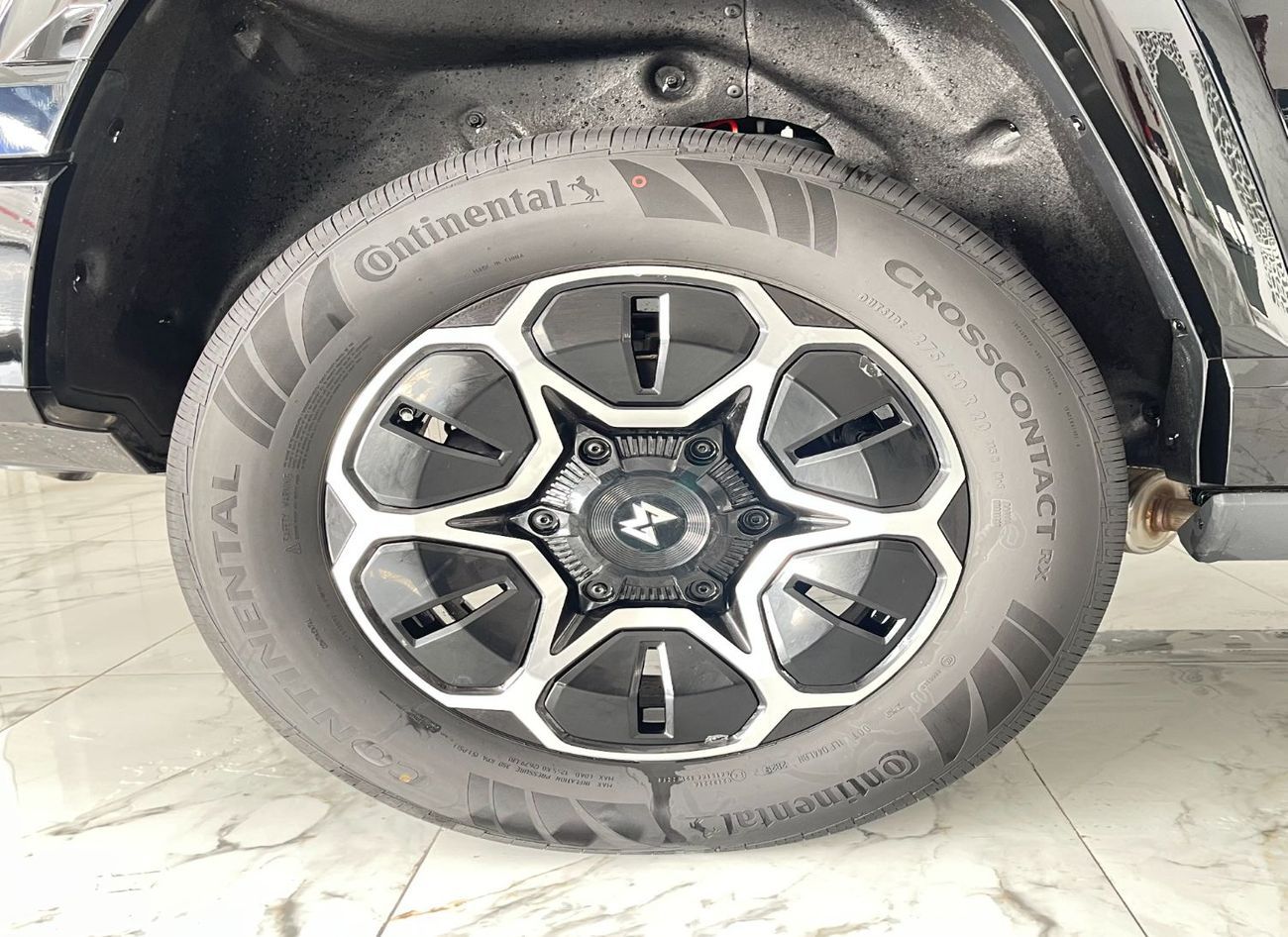 دونج فينج إم هيرو إم 817 Engine: 1.5L Turbo-Petrol (plug-in hybrid) 912 horsepower