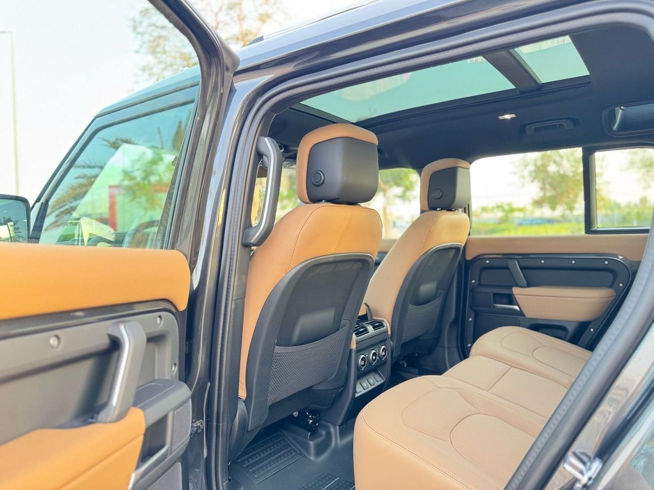 Land Rover Defender P400 110 X-Dynamic HSE 3.0L (5 Seater)