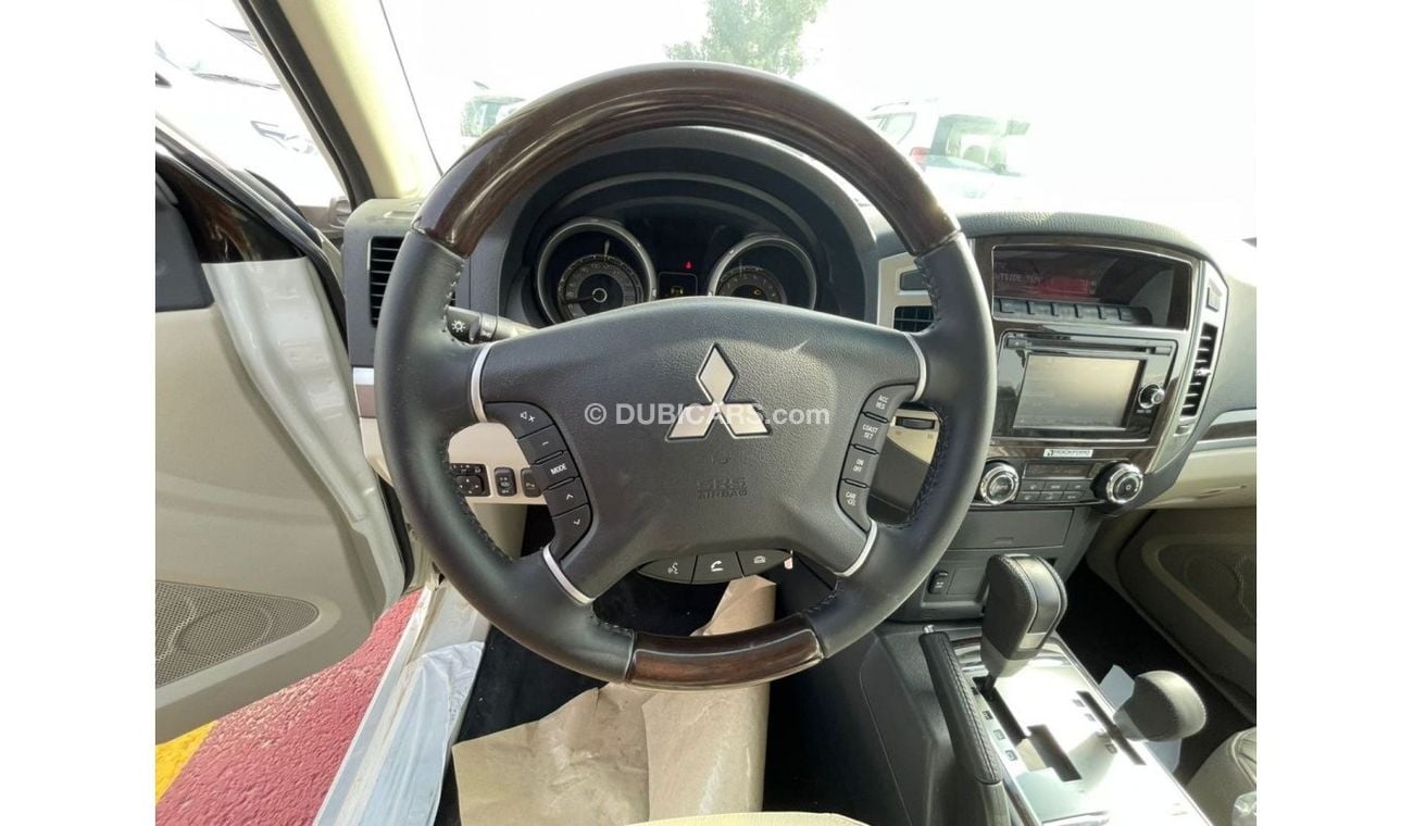 ميتسوبيشي باجيرو ميتسوبيشي باجيرو 3.8 لتر بنزين موديل 2020 لون ابيض للتصدير فقط