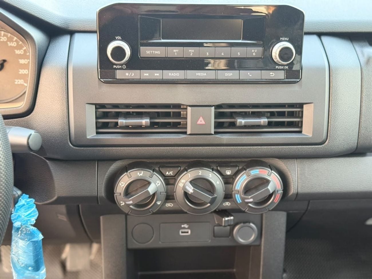 ميتسوبيشي L200 2.4 Petrol manual ميتسوبيشي L200 2.4 لتر بنزين ناقل حركة يدوي 2027