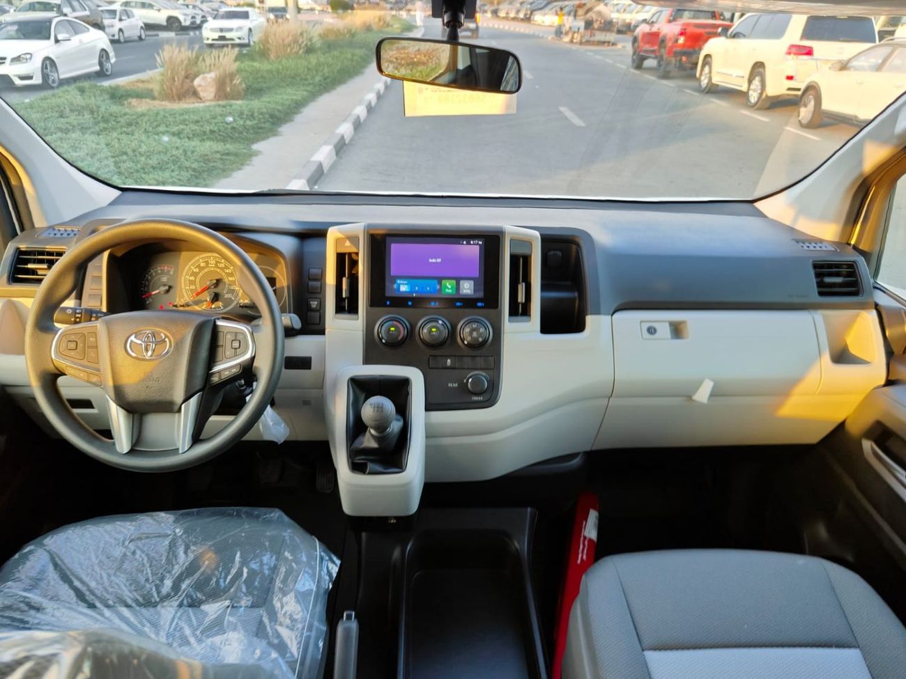 تويوتا هاياس 2026 Toyota Hiace DX 13-Seater 2.8L 4-Cyl Diesel M/T RWD (3-Point Seatbelts) Export Only