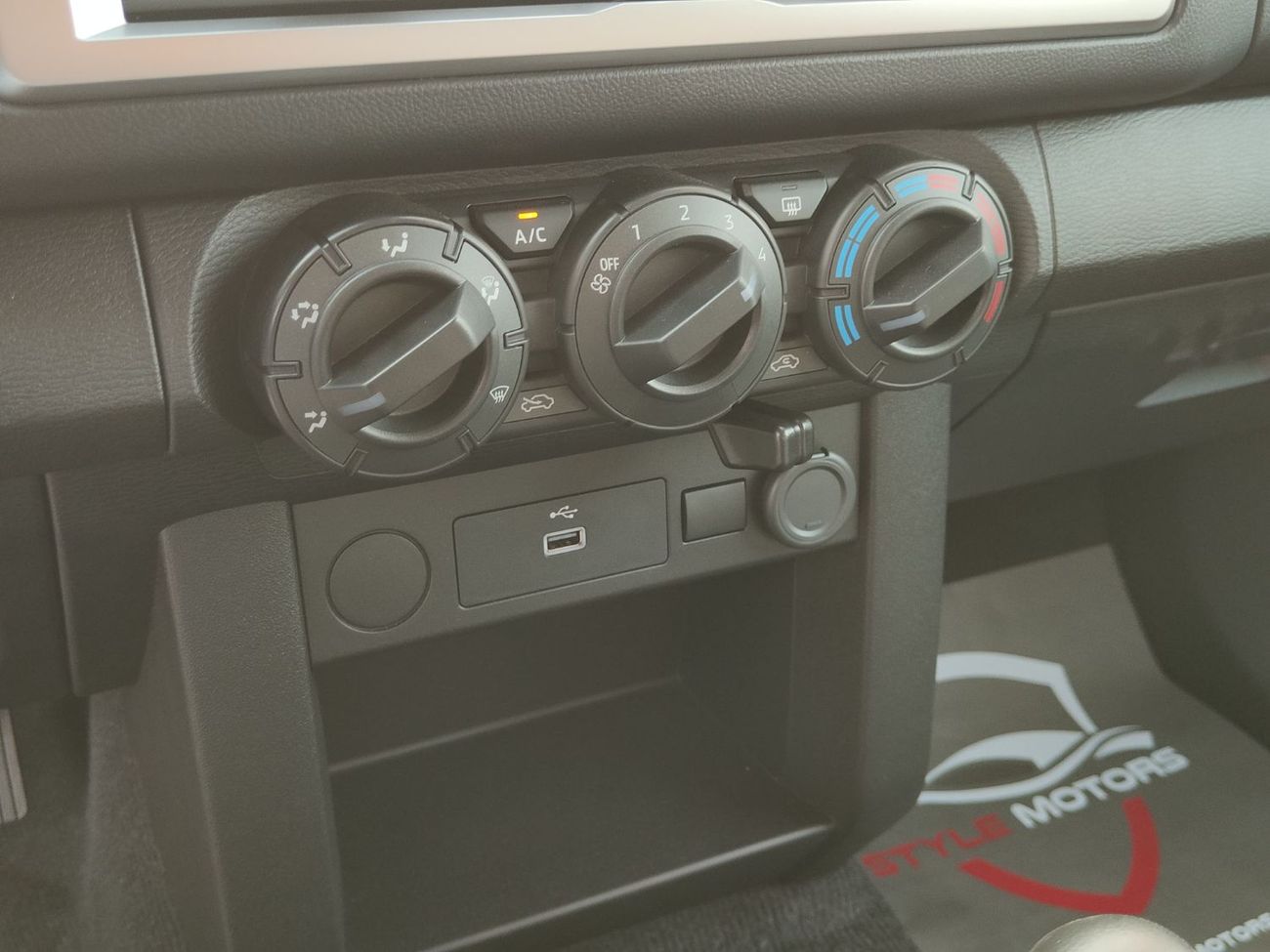 Mitsubishi L200 MITSUBISHI L200 PETROL GLX 2.4L 2025