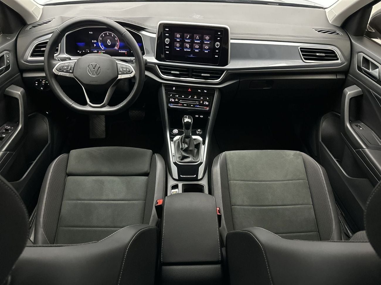 فولكس واجن T ROC Style 1.4L Style without sunroof 1.4L (Ref#09337) / WAS 94,900 AED - NOW 87,900 AED