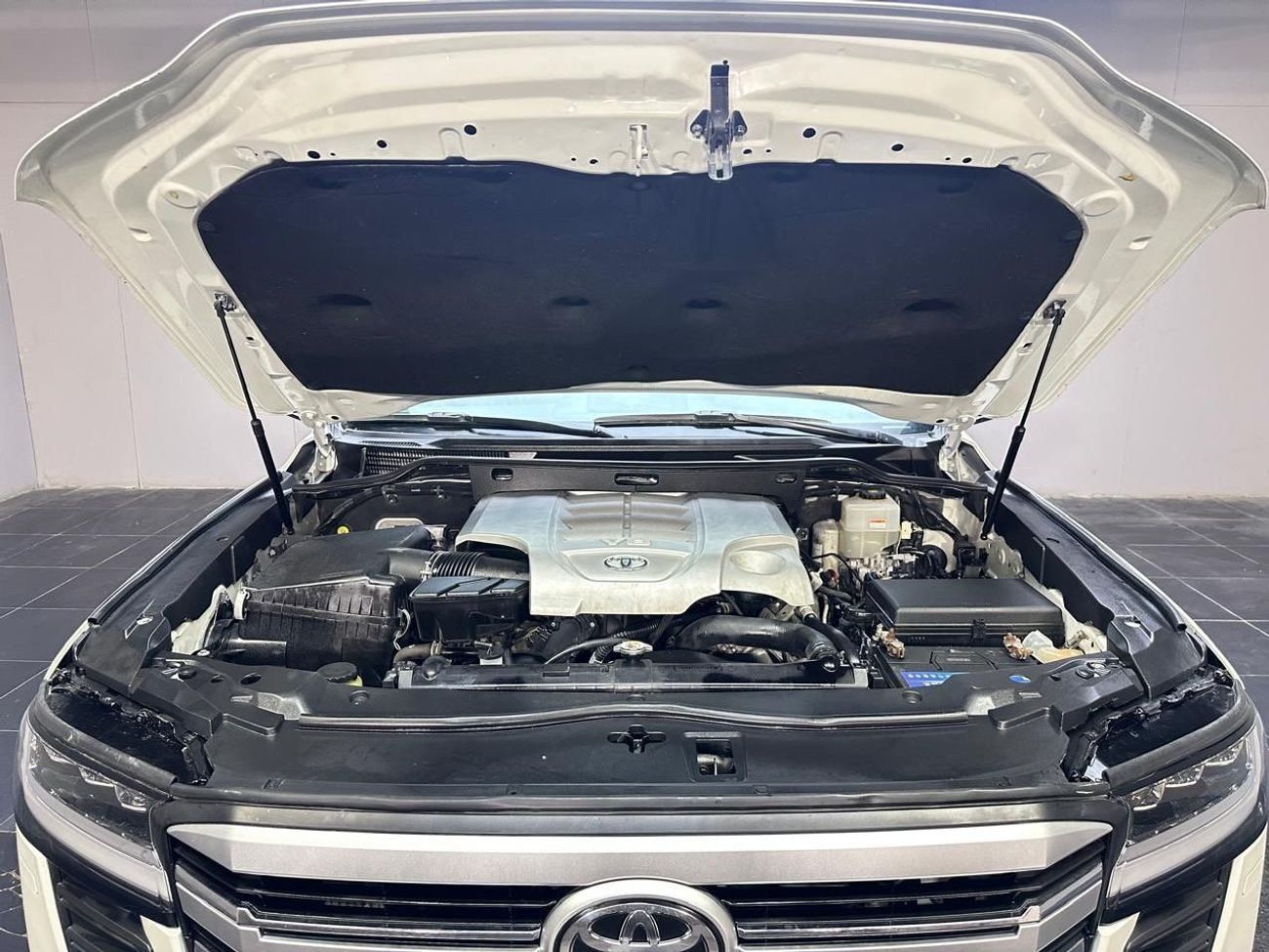 تويوتا لاند كروزر VXR 5.7L 4WD