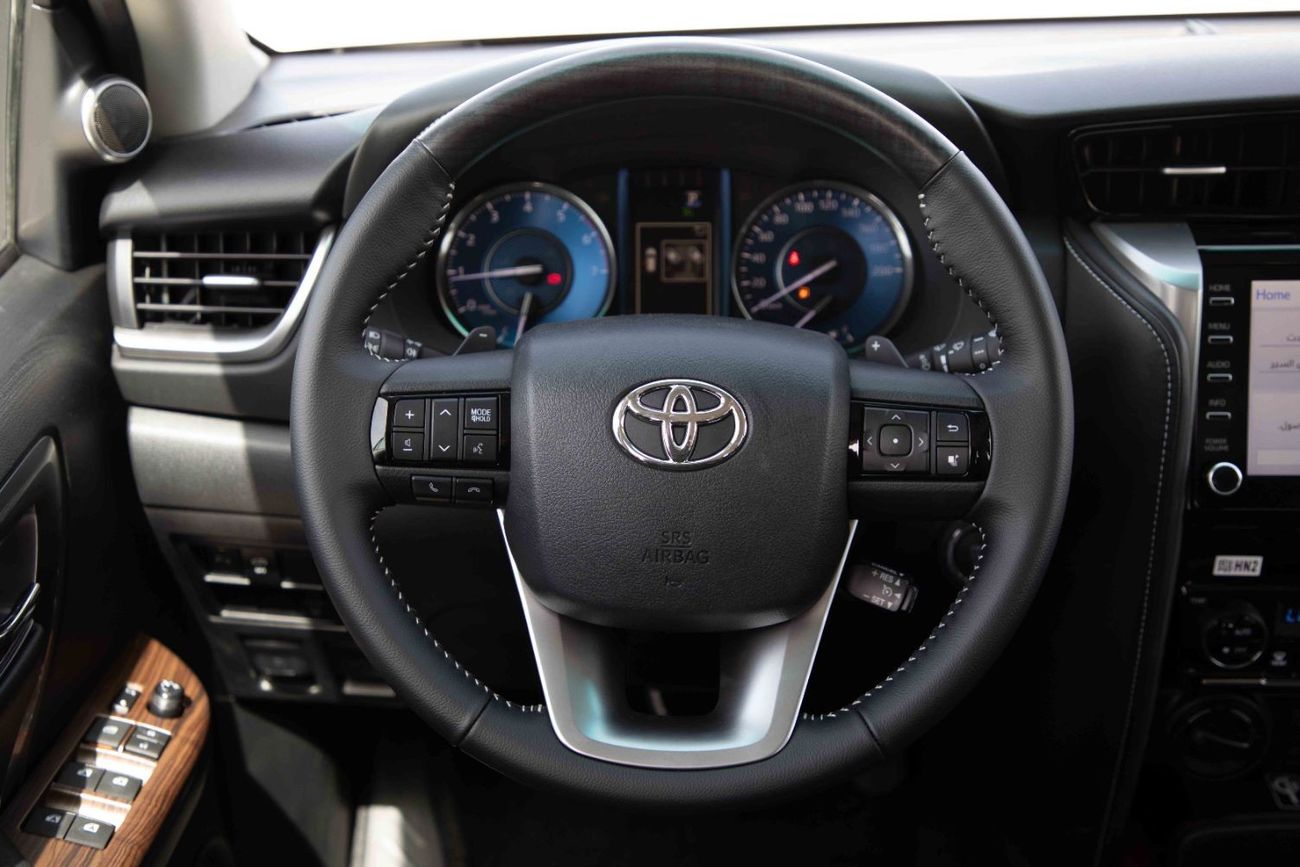 تويوتا فورتونر تويوتا فورتشنر 2023 4.0 WP Adventure - بني فانتوم من الداخل باللون الأسود