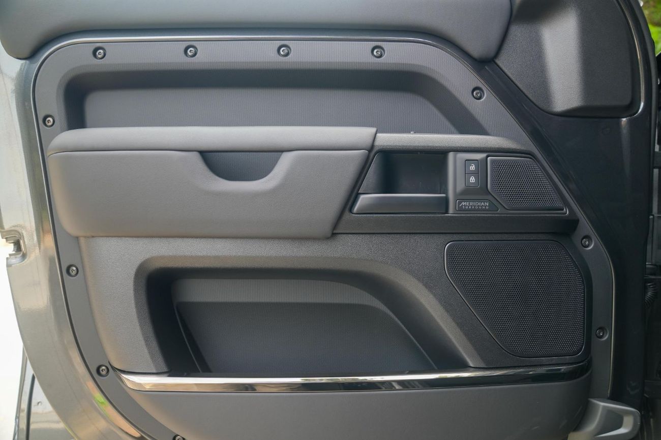 Land Rover Defender 2025 Land Rover Defender 110 P635 Octa Edition One (Gray)