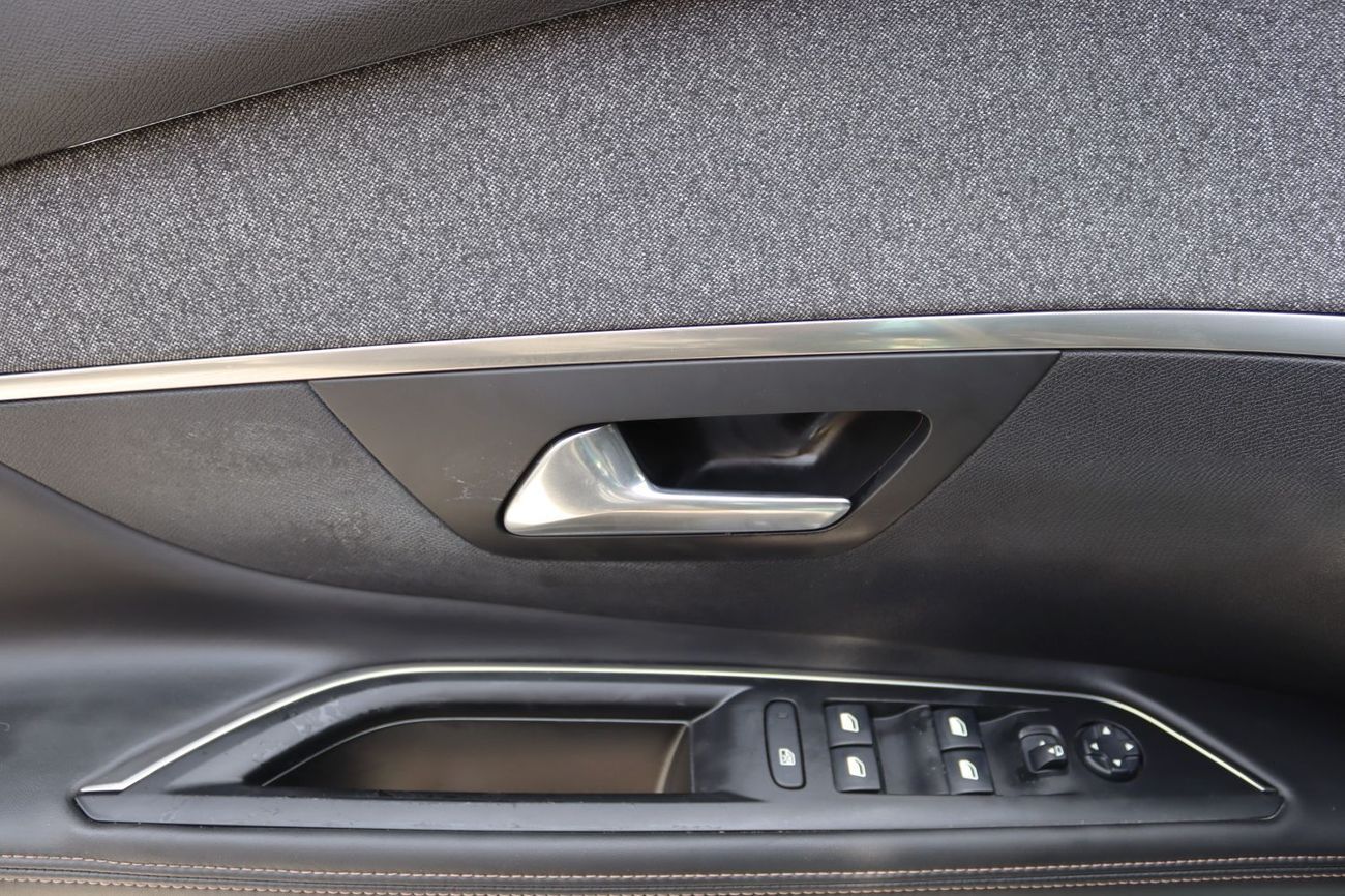 Peugeot 5008 1.6T Allure plus Peugeot 5008 - 2019 GCC, in excellent condition, 145,000 km, 1.6L engine, price 49,