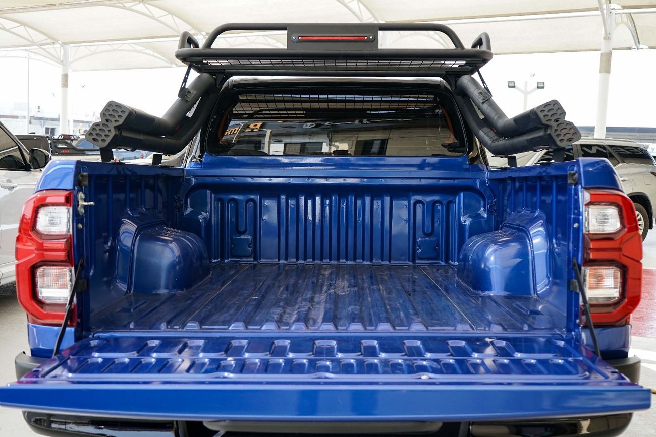 تويوتا هيلوكس The Toyota Hilux Smart Cab is a versatile pickup truck with a Two-wheel drive (4WD) system, a spacio