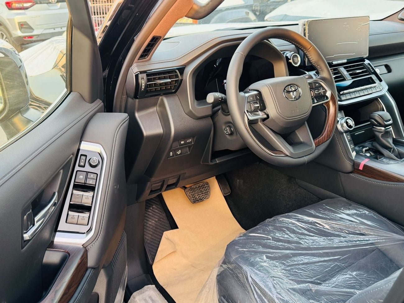 تويوتا لاند كروزر TOYOTA LC 300 VX 3.5L PTR GCC A/T F/O BLACK 2025