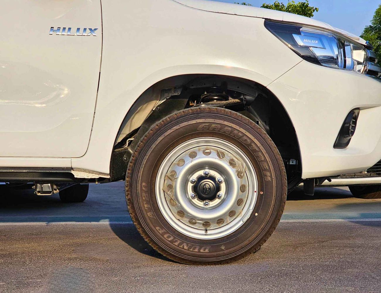 Toyota Hilux DLX-G / NARROW BODY / A/T / 2.4L V4 DIESEL / 4WD (CODE # DLX-G)