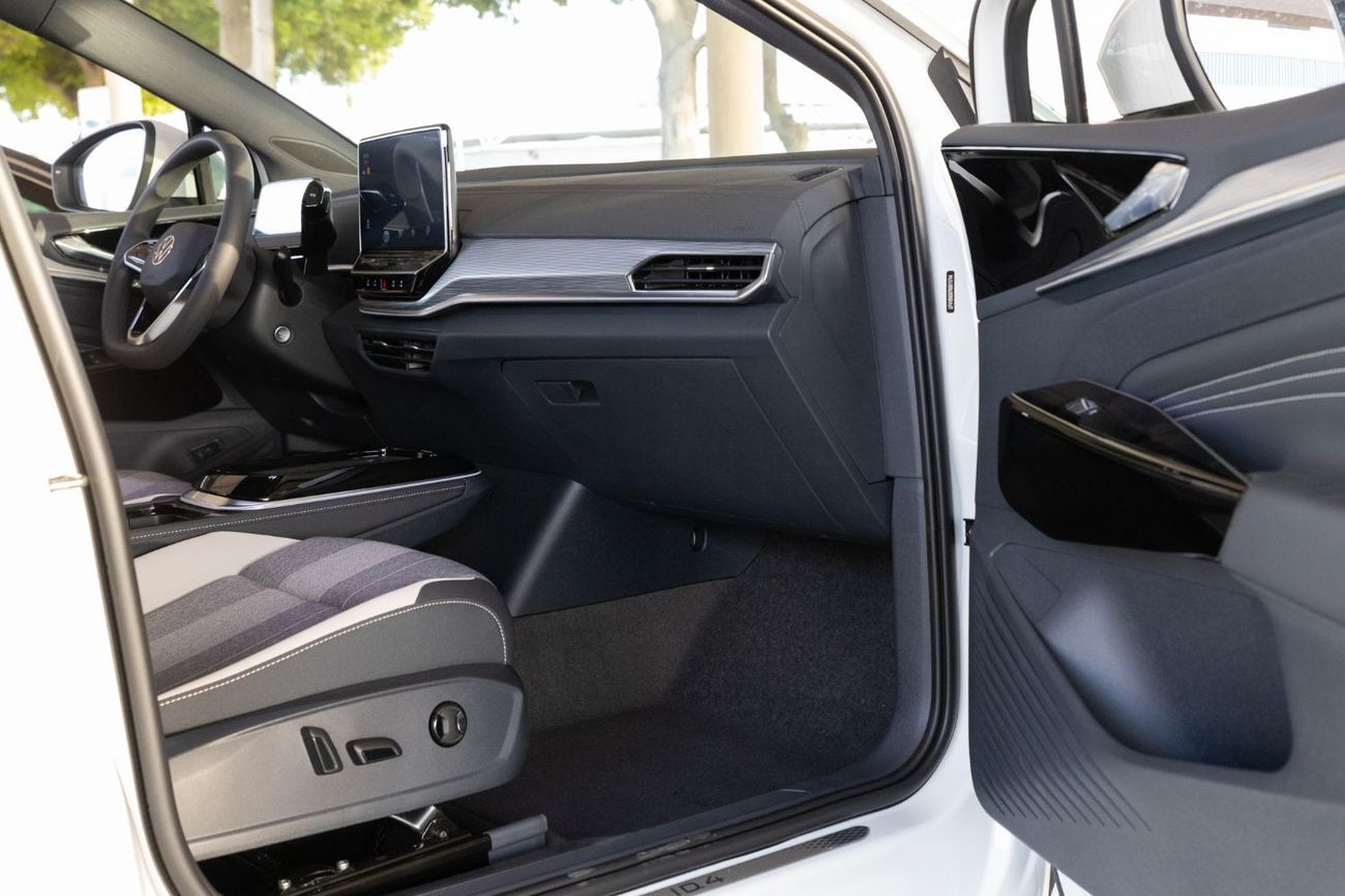 فولكس واجن ID.4 2022 VW ID4 Pure+ 19 بوصة FP - أبيض من الداخل أسود ورمادي | للتصدير فقط