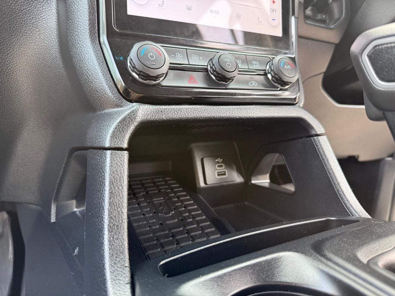 Ford Everest Sport 2.L Bi-Turbo Right Hand Drive