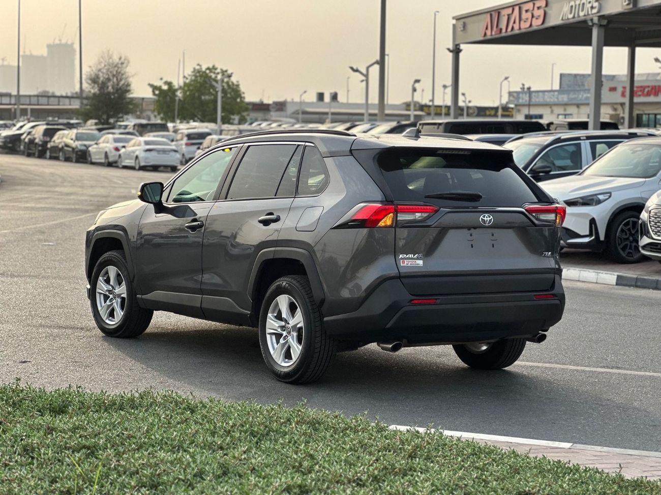 تويوتا راف ٤ XLE Sunroof,push start Full Option