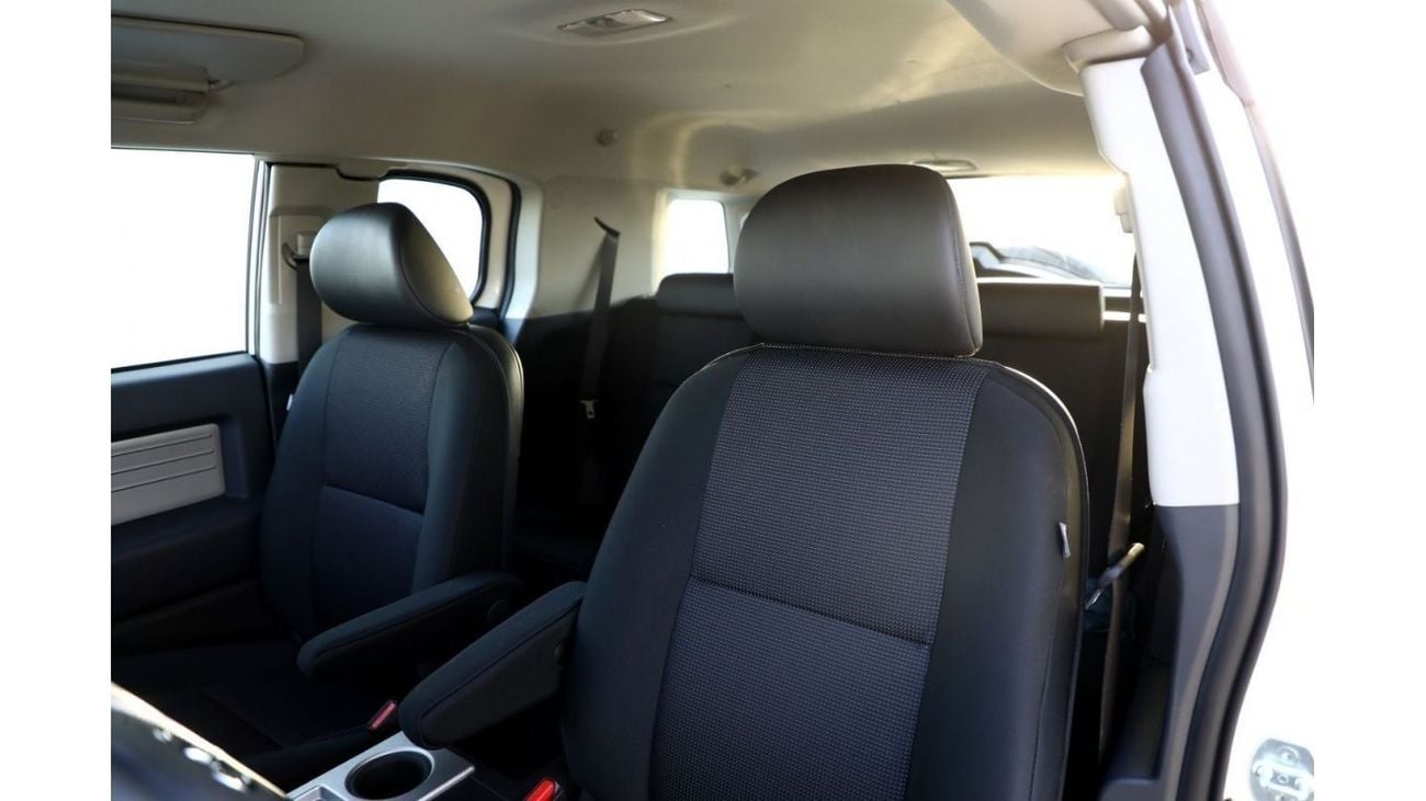 تويوتا إف جي كروزر تويوتا اف جي كروزر 4.0 جي بي ال 2023 - اسود ابيض من داخل اسود | تصدير فقط